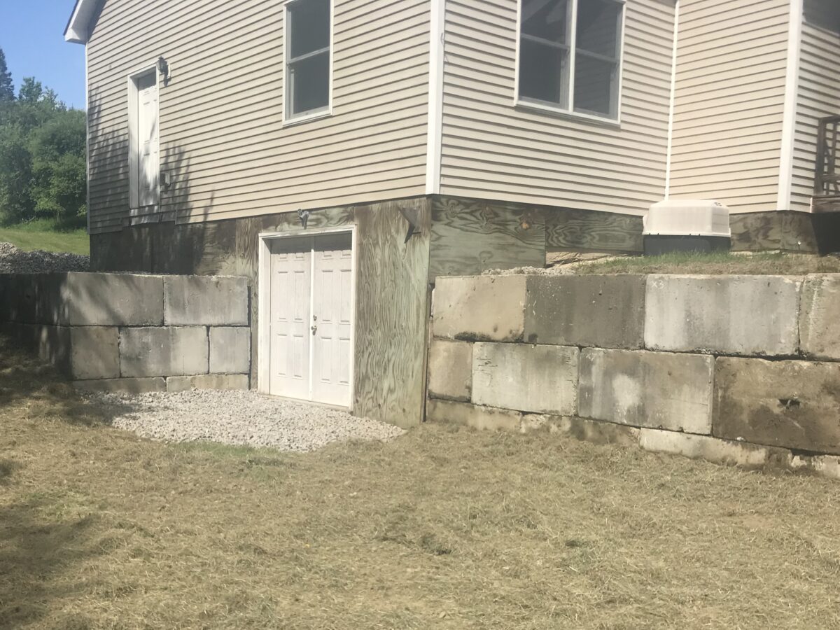Concrete retaining wall