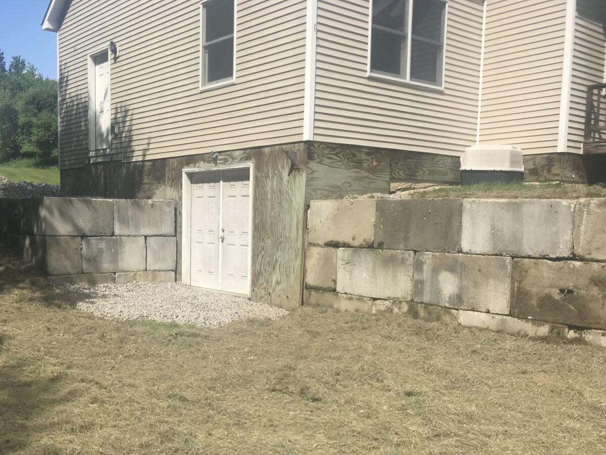 Concrete retaining wall